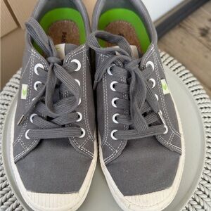 Cariuma Pantone Low sneaker in Gray womens size 8
